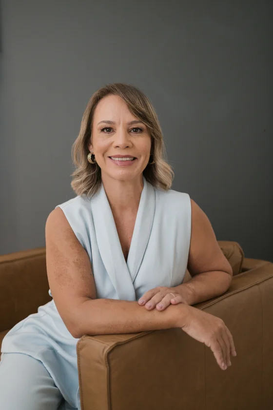 Elisângela Pedra, fonoaudióloga especialista em neurologia, sorrindo
