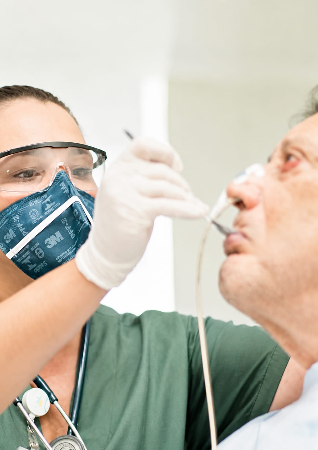 Elisângela realizando avaliação da deglutição em paciente