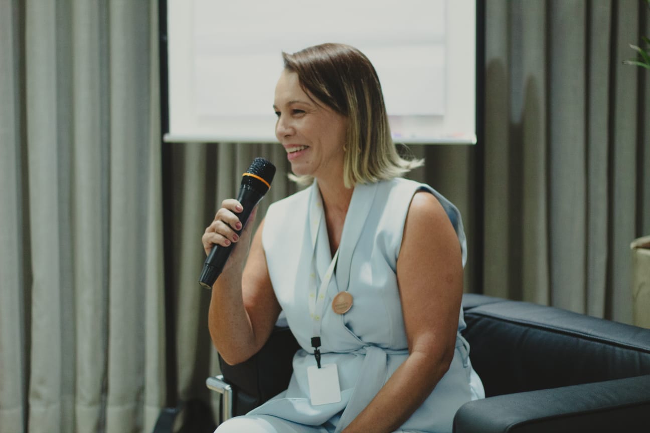 Elisângela Pedra em palestra sobre reabilitação neurológica